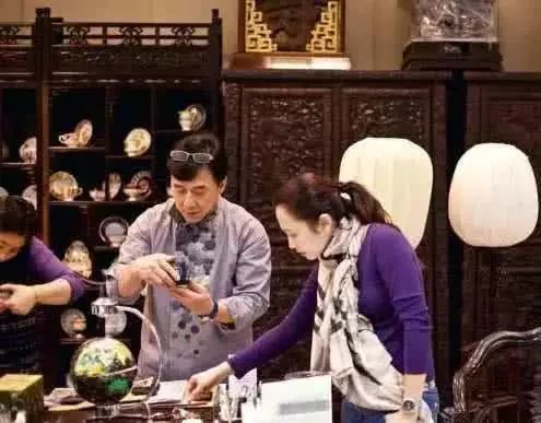 明星爱收藏：张国立60吨普洱，成龙10亿紫檀