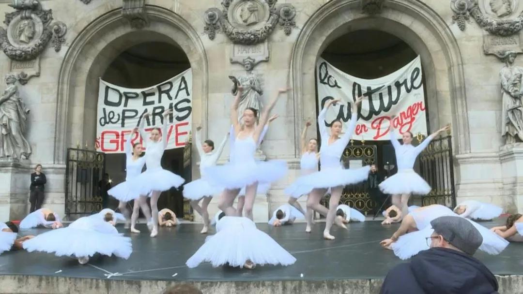 法国芭蕾舞者在巴黎歌剧院门前跳《天鹅湖》以抗议退休制度改革。法新社视频截图