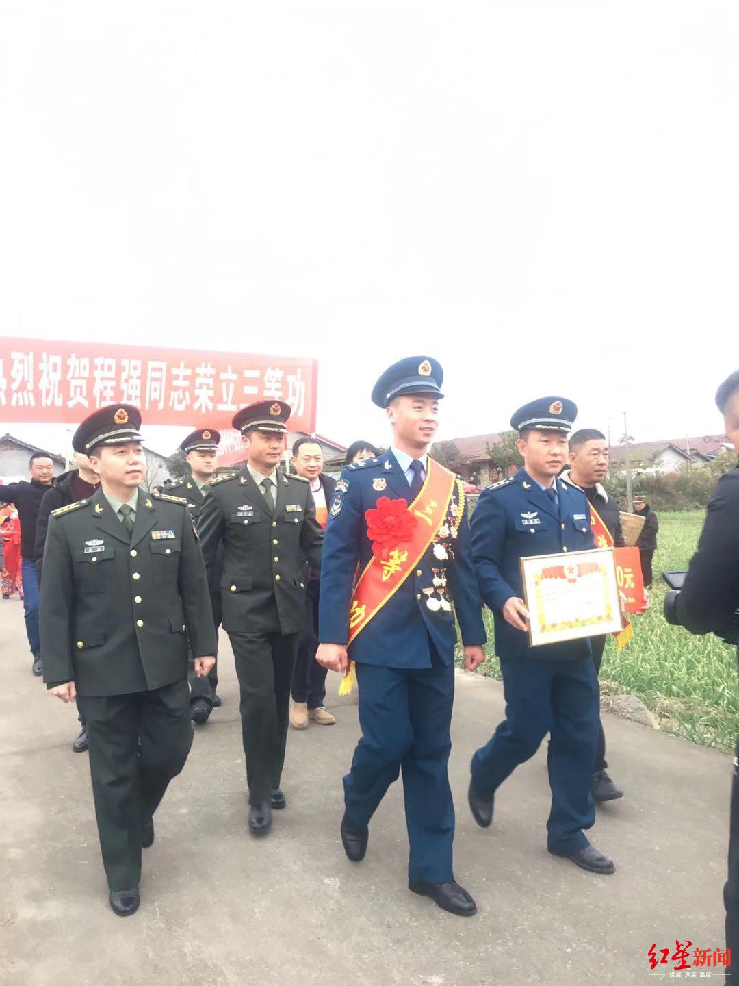  程强迎接送喜报队伍