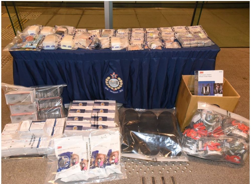  警方展示部分搜获物品。