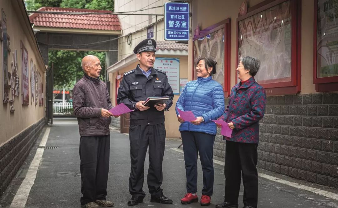 邱軍與轄區居民在一起聊天。(圖片來源:受訪者供圖)