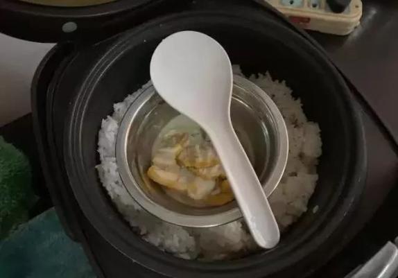 一个外卖员在冬天猝死 去世前正给自己热饭