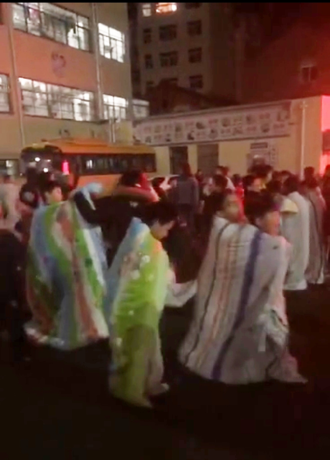 当地居民提供的视频截图显示,地震发生后,许多人跑到屋外避险。