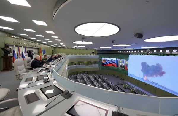 资料图:2018年12月26日,普京在俄国防部国家防御指挥中心,通过直播画面观摩了1枚“先锋”高超音速导弹试射。 新华社/美联