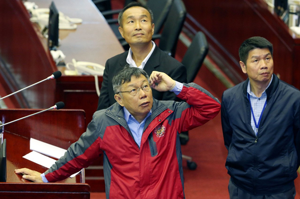 柯文哲专案报告＂卡神＂拿台北标案 绿议员集体