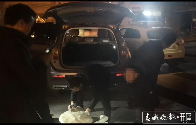 云南缉毒警“读秒”抓毒贩：再不下车就强攻(图