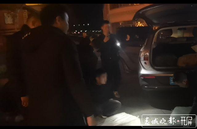 云南缉毒警“读秒”抓毒贩：再不下车就强攻(图