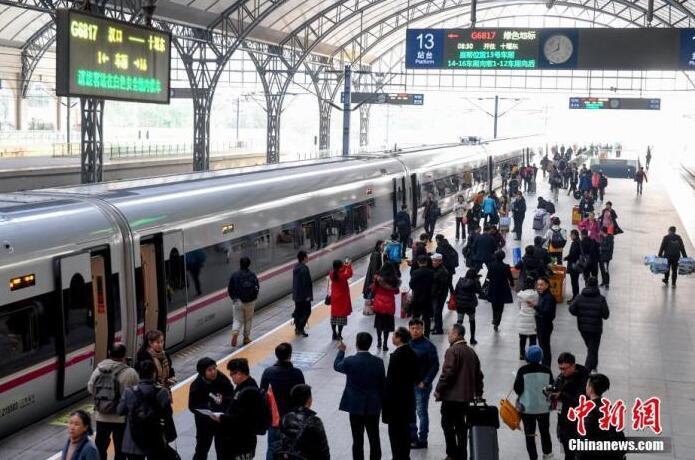  资料图：旅客上车。中新社记者 张畅 摄