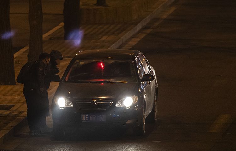 12月24日晚，工体北路，黑车司机与路边停留的行人低声搭讪。