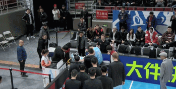 阿不都沙拉木坐着担架出场。