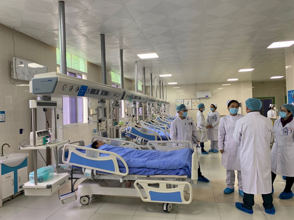  12月20日，获救矿工在医院接受救护治疗。澎湃新闻记者 胥辉 图