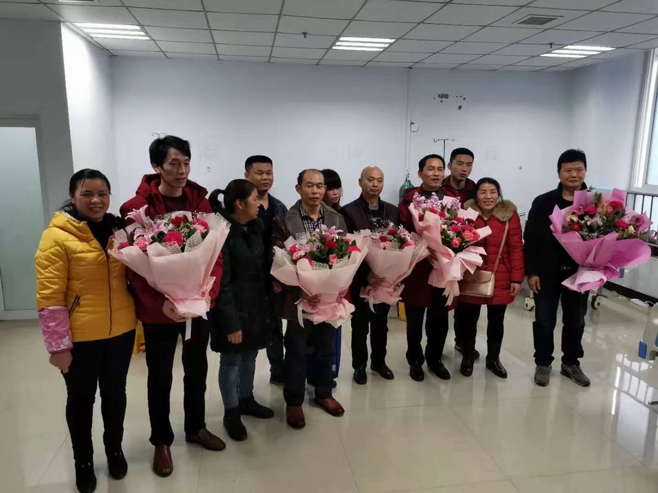  经医疗专家组评估，13名获救矿工具备出院条件，于25日上午陆续出院回家。四川发布 图