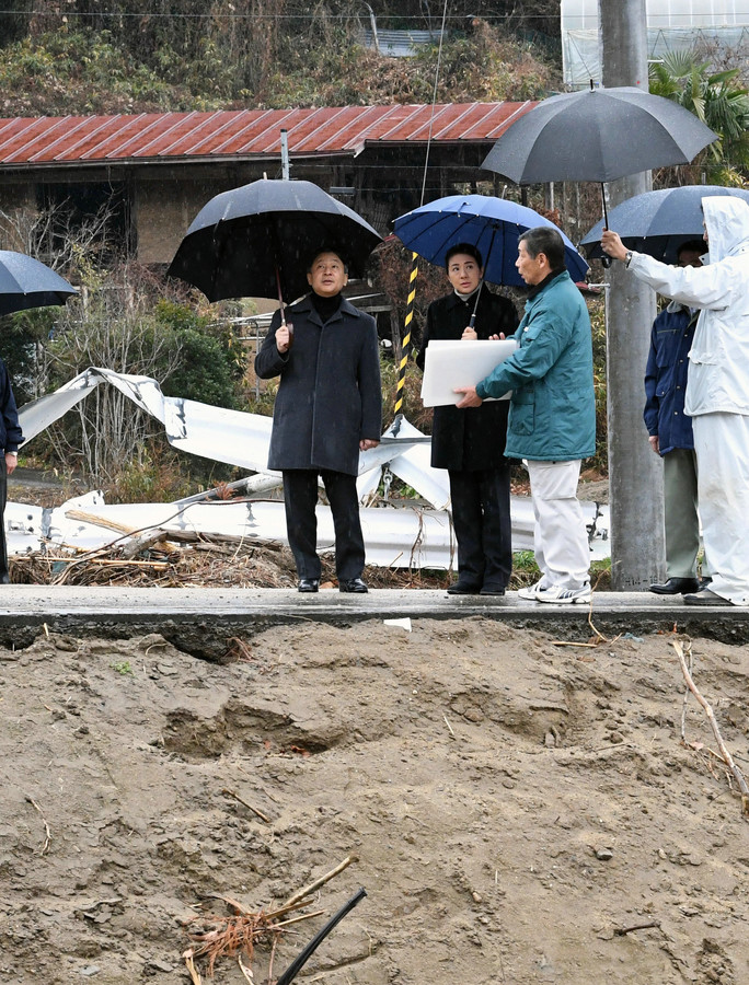 日本天皇即位后首访台风受灾地 带皇后撑伞走泥地