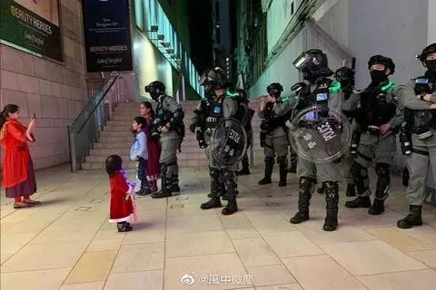 用圣诞小女孩照片黑港警 乱港议员被"打假"