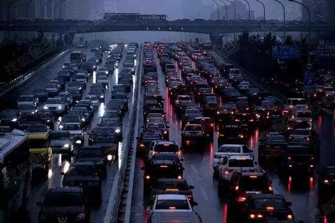 中国式堵车成常态？车多真的不背锅！