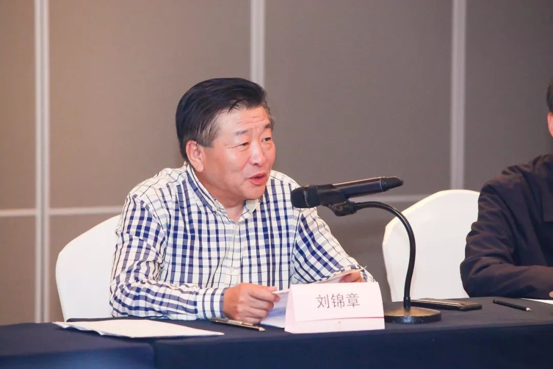 会议由中国建筑业协会副会长,中建协供应链与劳务分会会长刘锦章主持.