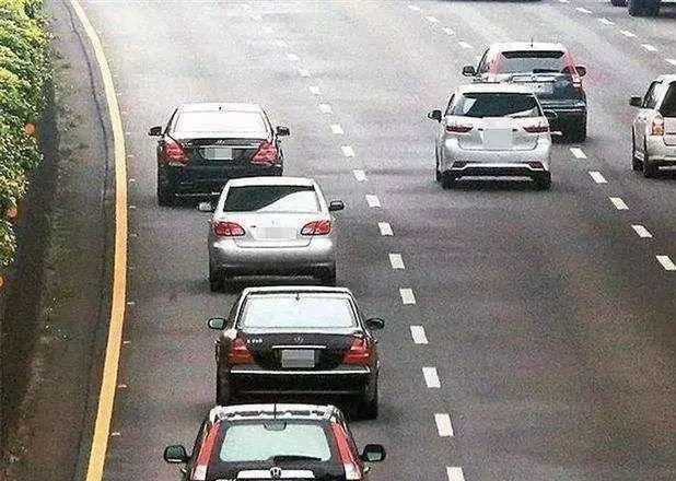 中国式堵车成常态？车多真的不背锅！