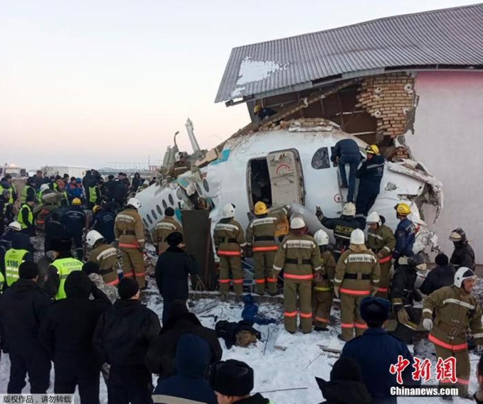 当地时间12月27日,哈萨克斯坦BEK AIR航空公司一架载有100人的飞机27日上午在阿拉木图附近坠毁。