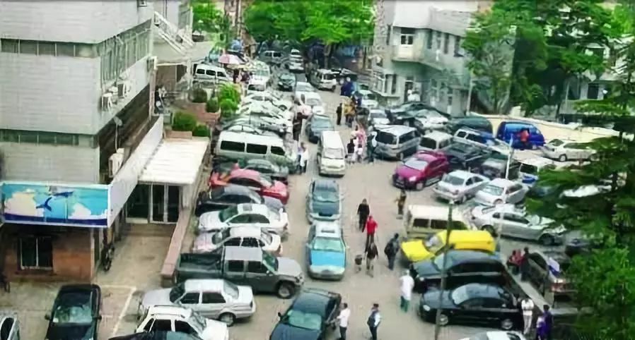 中国式堵车成常态？车多真的不背锅！