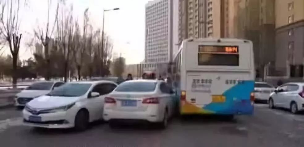 中国式堵车成常态？车多真的不背锅！