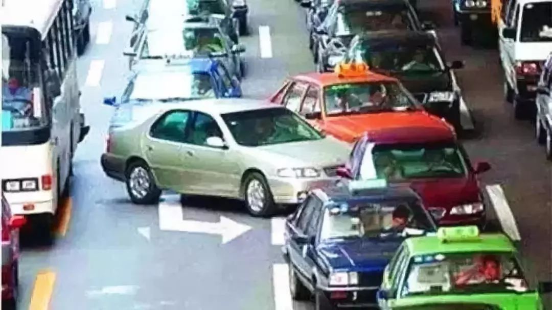 中国式堵车成常态？车多真的不背锅！