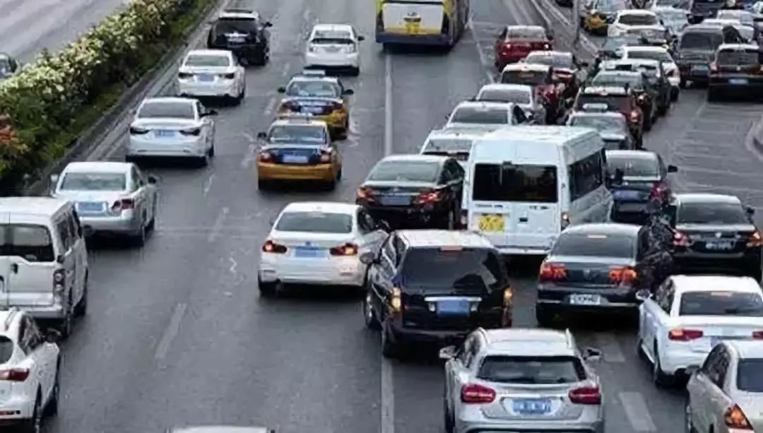 中国式堵车成常态？车多真的不背锅！