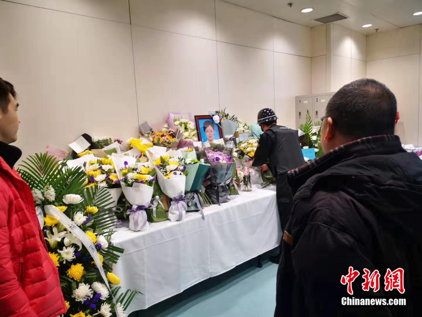 北京民航总医院伤医事件:市民送来鲜花凭吊(图
