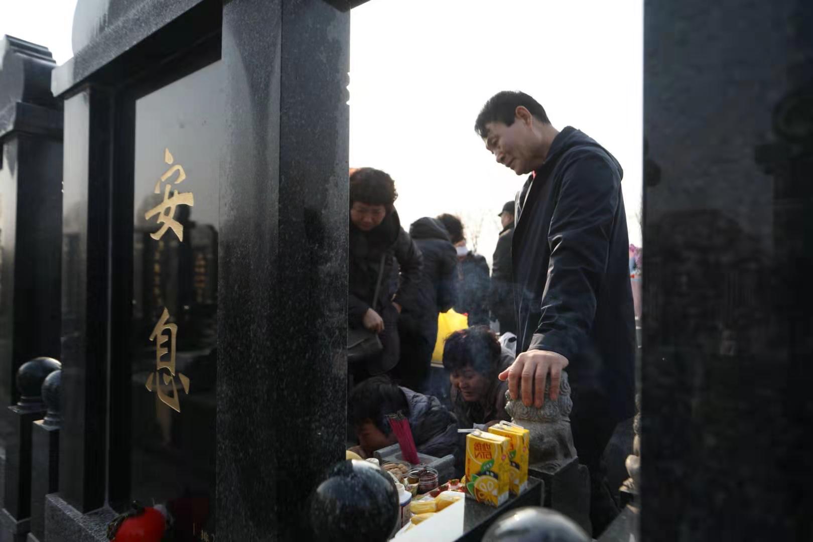 “杀妻骗保”案受害者父母陵园祭扫 告知判决结
