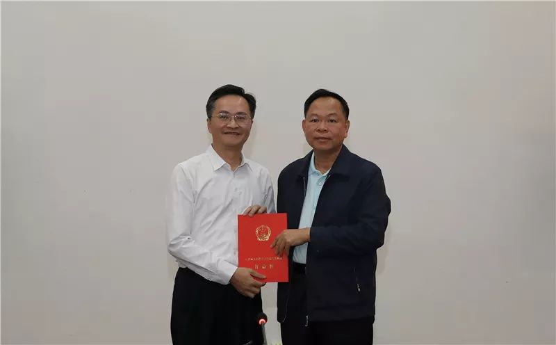 三沙市人大常委会主任徐学健为邓忠(左)颁发任命书