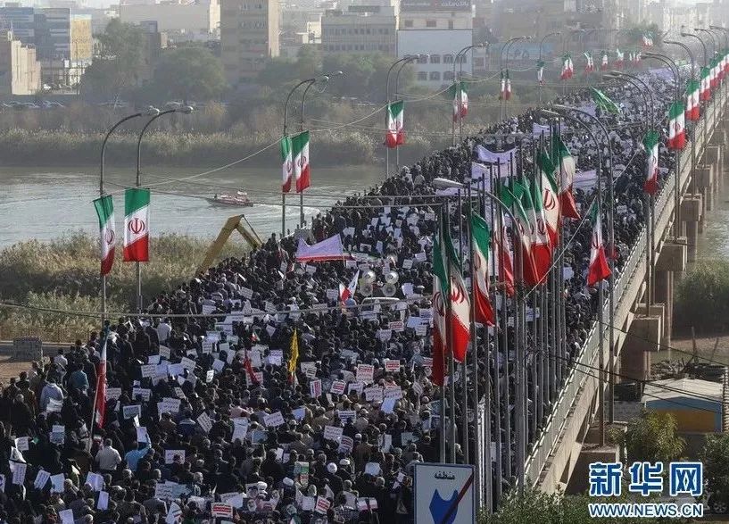 ▲资料图片:伊朗西南部城市阿瓦士,民众参加支持政府的集会活动。(新华社)