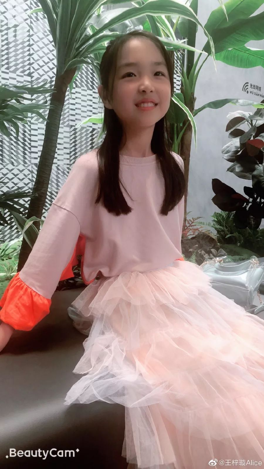 王梓璇出生于2008年,小名叫盼盼.   今年11岁了,她现在长这样▼