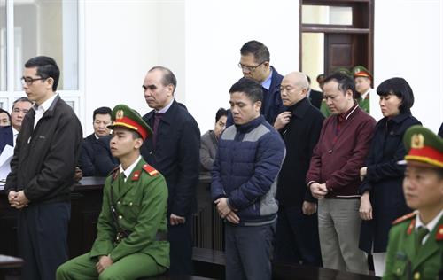其他涉案人员受审 图自:越通社