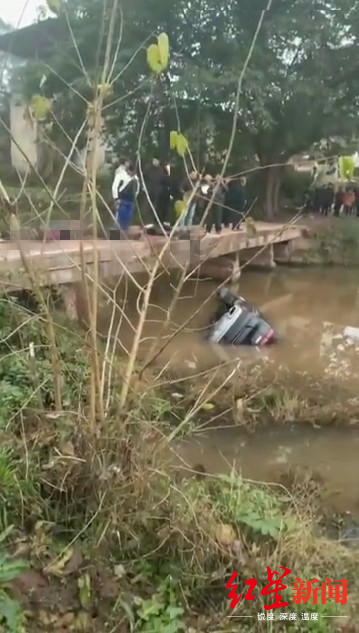 四川岳池一越野车坠河 车内5人死亡其中有2名儿