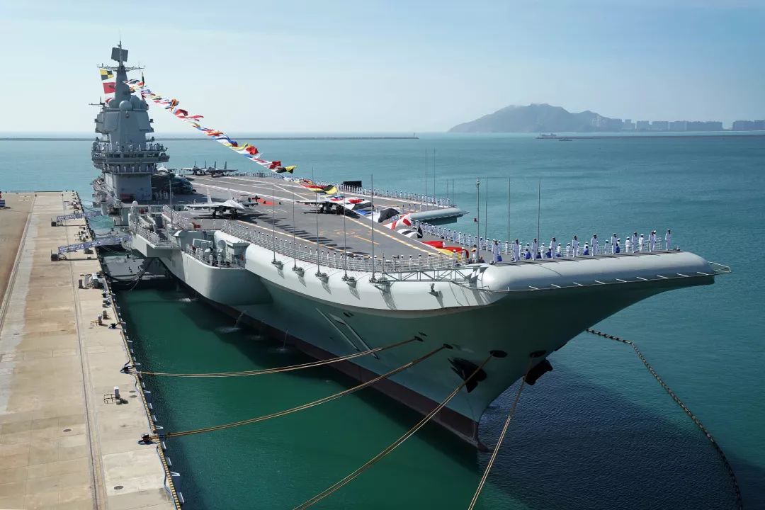  ▲12月17日，我国第一艘国产航空母舰山东舰在海南三亚某军港交付海军。（新华社记者 李刚 摄）