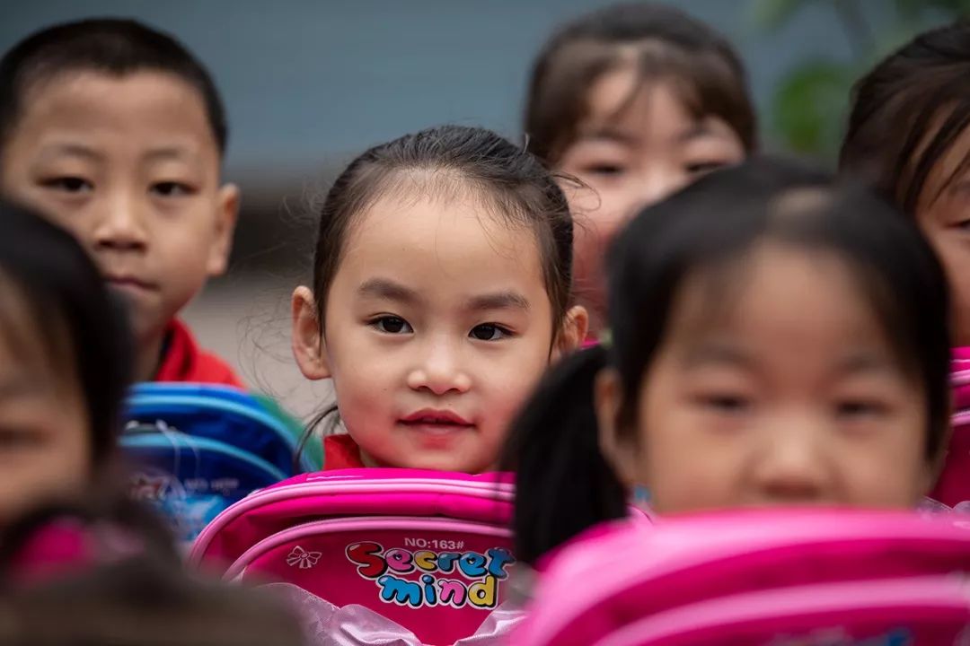 李岱霖和她的同学 巴中市通江县陈河乡陈家坝村小学