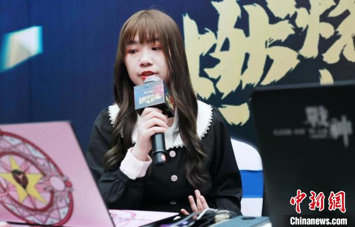 就读于福州大学的台籍学生苓梦担纲赛事主播。 海霞 摄