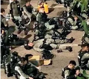 ▲夜以继日工作的港警只能在间隙时间休息