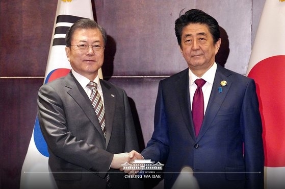 日韩首脑在成都进行会谈前握手(韩国总统府)