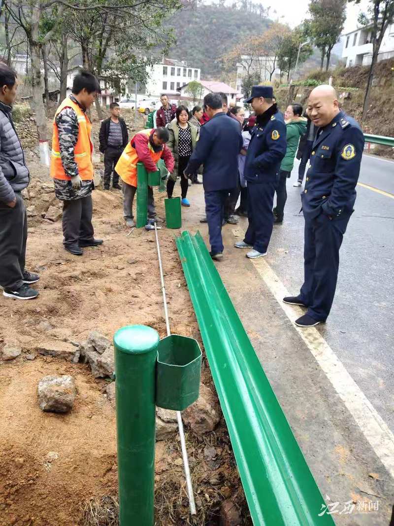 遂川一对婆媳阻拦公路护栏施工,不料暴露自家违法问题