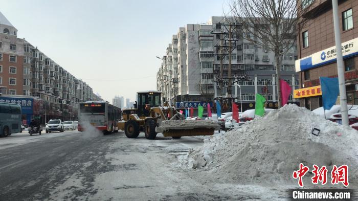12月30日，哈尔滨市环卫部门全力清雪。 姜辉 摄