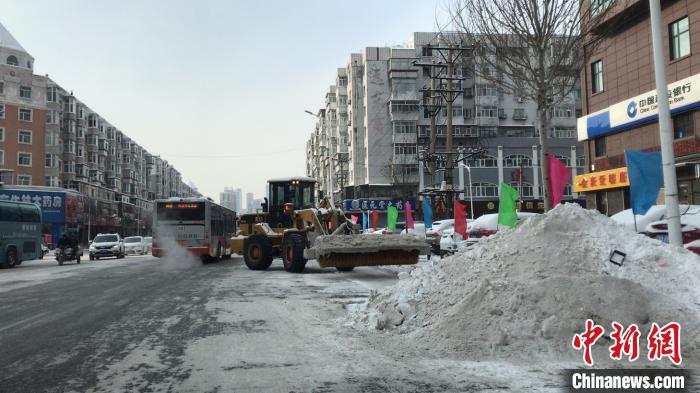 12月30日,哈尔滨市环卫部门全力清雪。 姜辉 摄