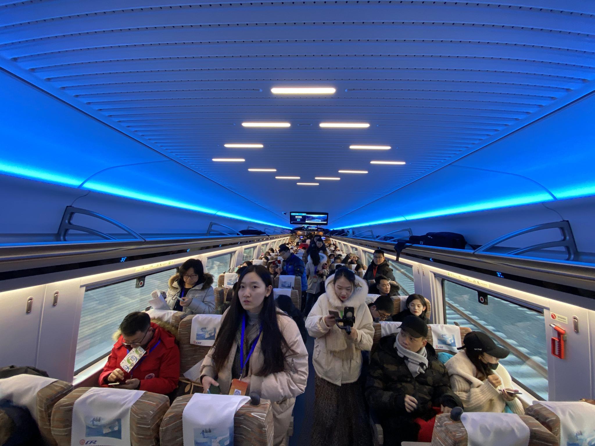  复兴号智能动车组内景。摄影/新京报记者 王贵彬