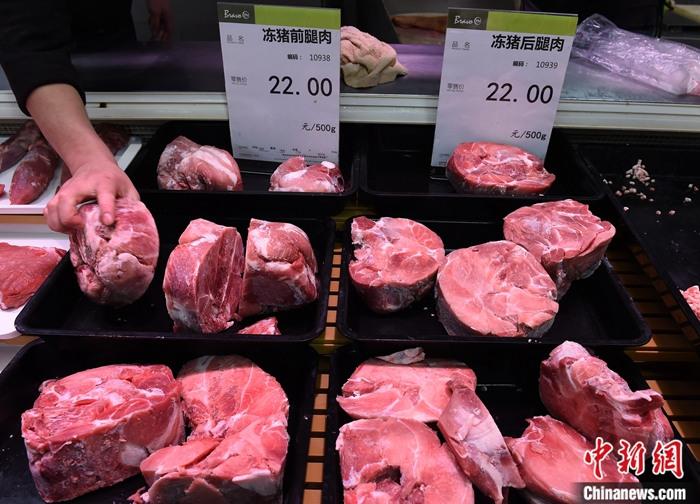 12月25日,重庆市一家超市出售市政府投放的储备冻猪肉 中新社记者 周毅 摄