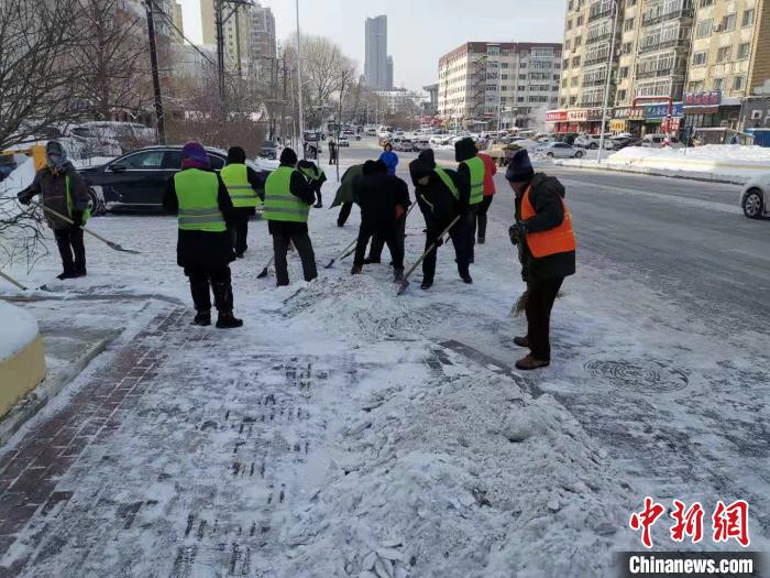 哈尔滨市环卫工人清理路面积雪。 姜辉 摄