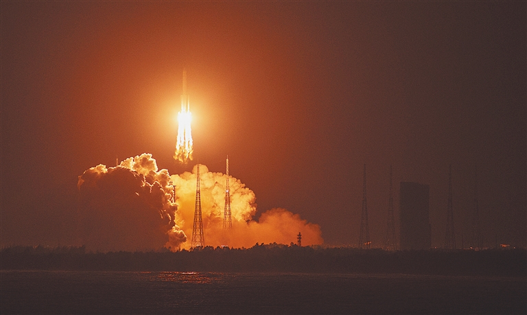  12月27日20时45分，长征五号遥三运载火箭在中国文昌航天发射场点火升空，发射飞行试验任务取得圆满成功。海南日报 图