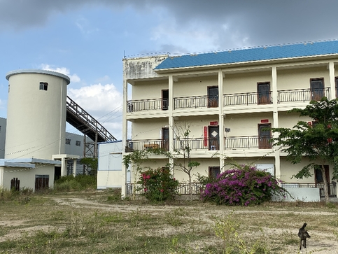  乐东乾金达公司项目现场杂草丛生。经济参考报 图