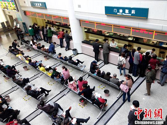 资料图:市民在医院等候领取药品。中新社发 张斌 摄