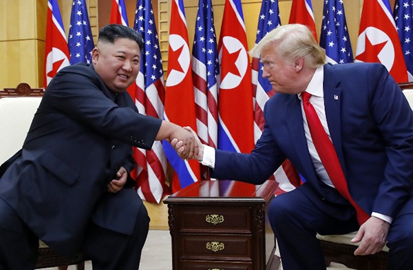  2019年6月30日，美国总统特朗普（右）和朝鲜最高领导人金正恩在板门店韩方一侧“自由之家”举行会谈。 新华社 资料图