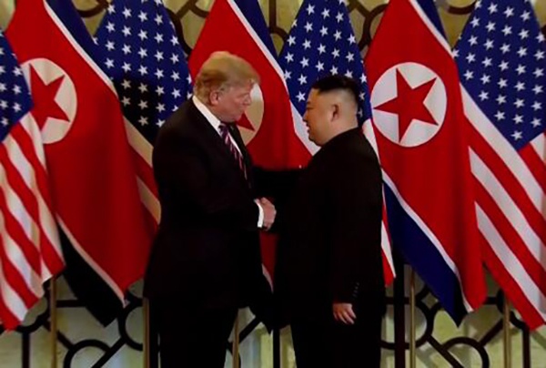  当地时间2019年2月27日下午6时30分，第二次美朝首脑会谈在越南河内大都市索菲特传奇酒店揭幕。在众人的瞩目下，美国总统特朗普和朝鲜最高领导人金正恩走进会场，微笑握手。