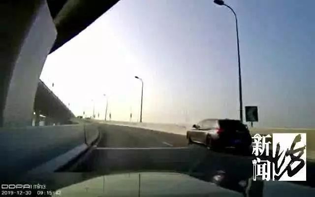 护栏矮点就飞出去了 俩司机高架上不要命相互追